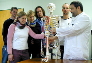 Schüler haben die Möglichkeit, Studierende bei den Übungen des Studiengangs Technische Orthopädie zu begleiten. (Foto: FH Münster/ Fachbereich Physikalische Technik) Copyright:FH Münster/ Fachbereich Physikalische Technik