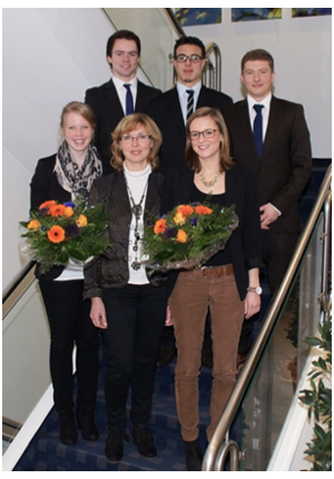 Das Bild zeigt die Auszubildenden der Volksbank Oelde-Ennigerloh-Neubeckum eG (erste Reihe v.l.) Leonie Schulz, Beate Dobschanski (Ausbildungsleiterin) und Lisa-Sophie Hanisch sowie (zweite Reihe v.l.) Christian Griesedieck, Francesco Labruzzo und Maurice Wilkmann.