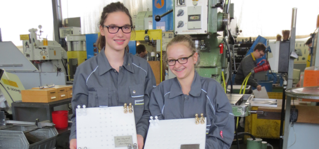 Schülerinnen fertigen “Mensch ärgere Dich nicht” Spiel beim Girls’Day