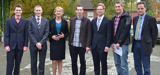 Studiengangsleiter Prof. Dr. Konrad Mertens (r.) und Studiengangsassistentin Stefanie Schäfer gratulierten den ersten Absolventen der dualen Studiengänge Elektrotechnik und Informatik (v.l.): Tim Hebbeler, Emanuel Schulze Pröbsting, Jan Speer, Simon Kumpmann und Christian Winter. (Foto: FH Münster/Pressestelle) Copyright:FH Münster/Pressestelle